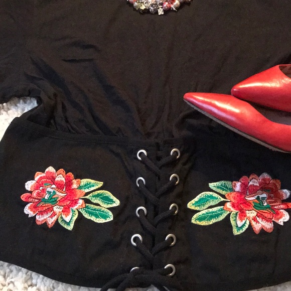 πΊHost PickπΊ Laced Up Embroidered Top - Picture 3 of 9